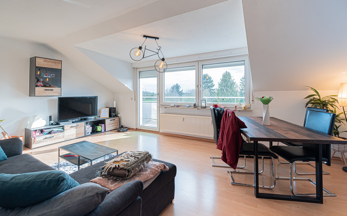 Wohnzimmer - Gemütliche 2-Zimmer-Wohnung mit sonnigem Balkon und TG-Stellplatz in HD-Kirchheim