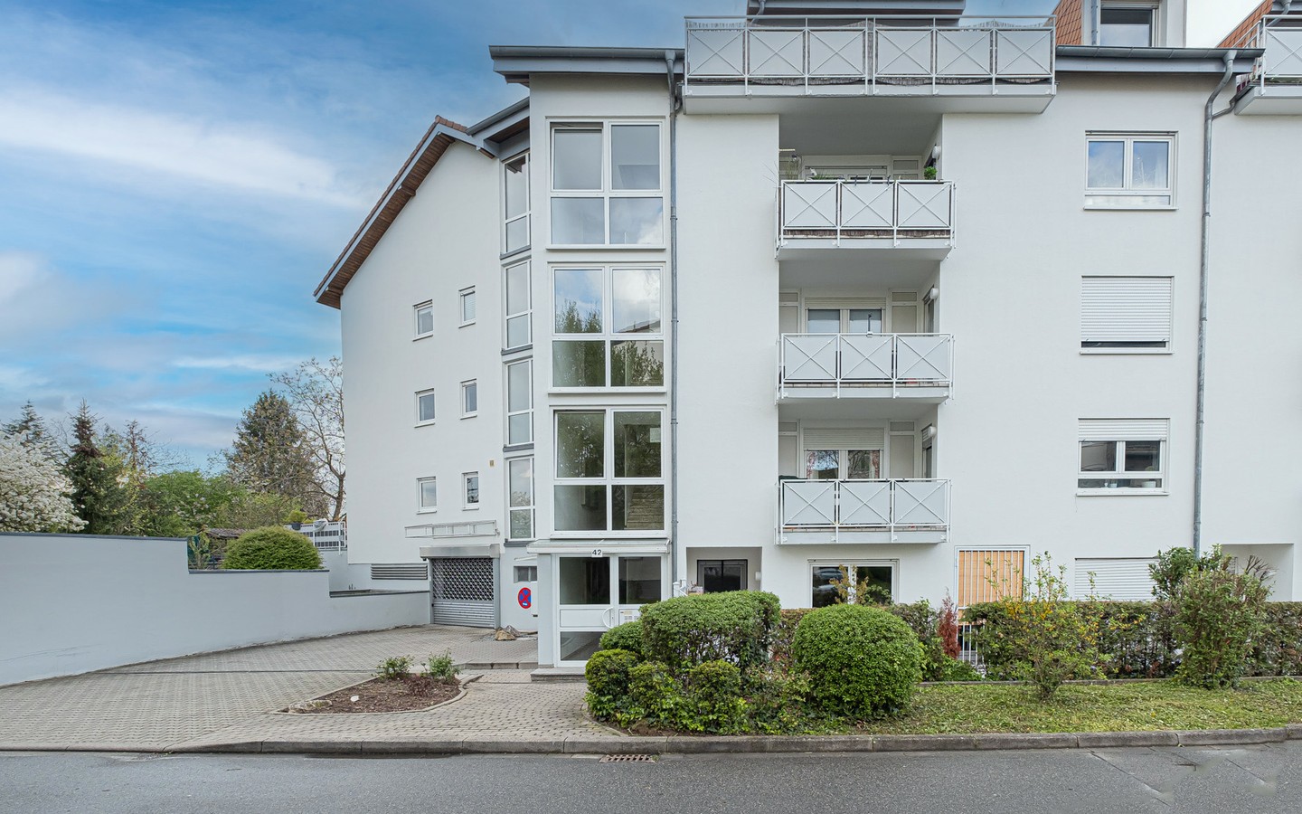 Hausansicht - Gemütliche 2-Zimmer-Wohnung mit sonnigem Balkon und TG-Stellplatz in HD-Kirchheim
