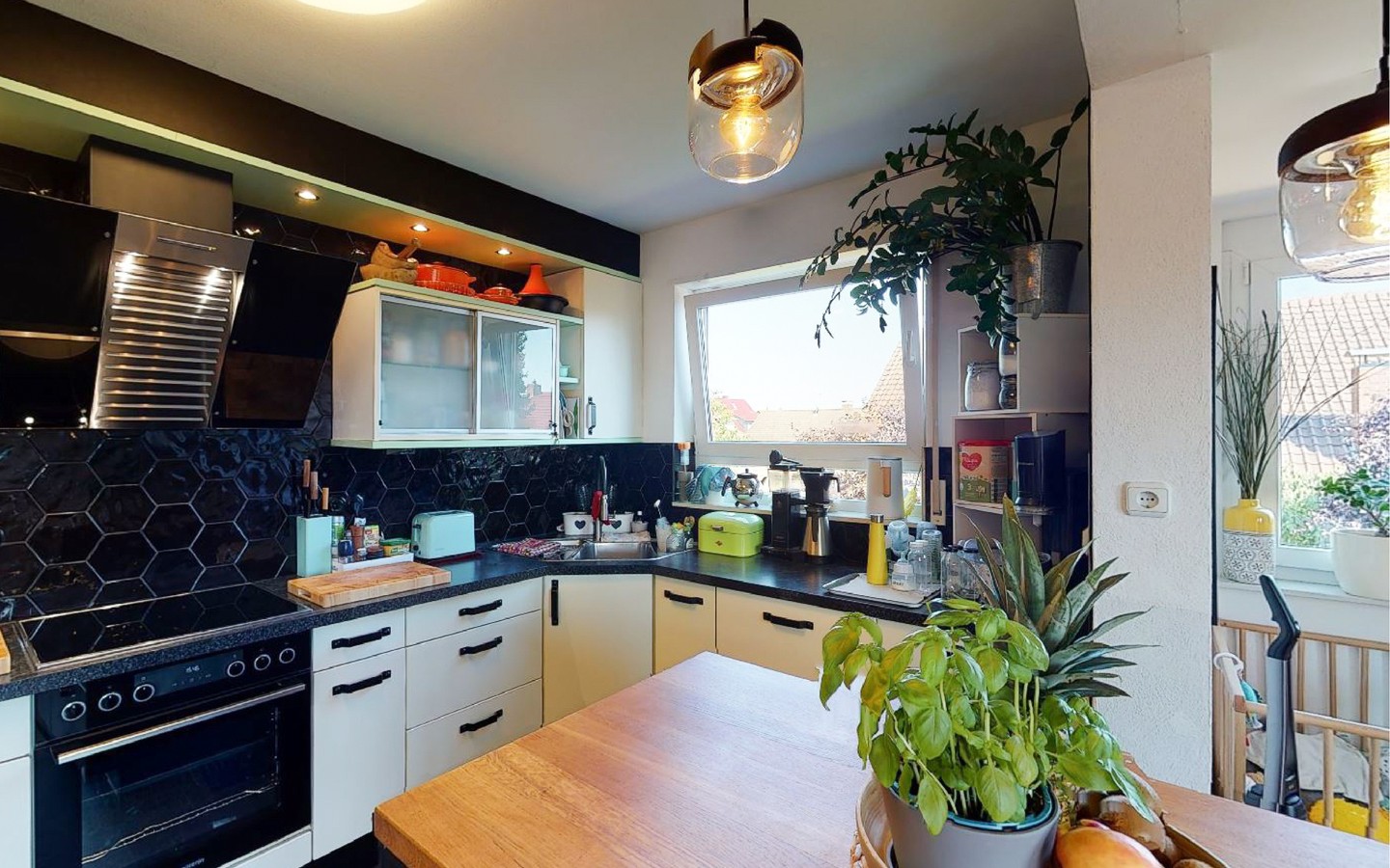 Küche  - Plankstadt: Top gepflegt und zum Einzug bereit 4-Zimmer-Wohnung mit 2 Balkonen und 2 Bädern