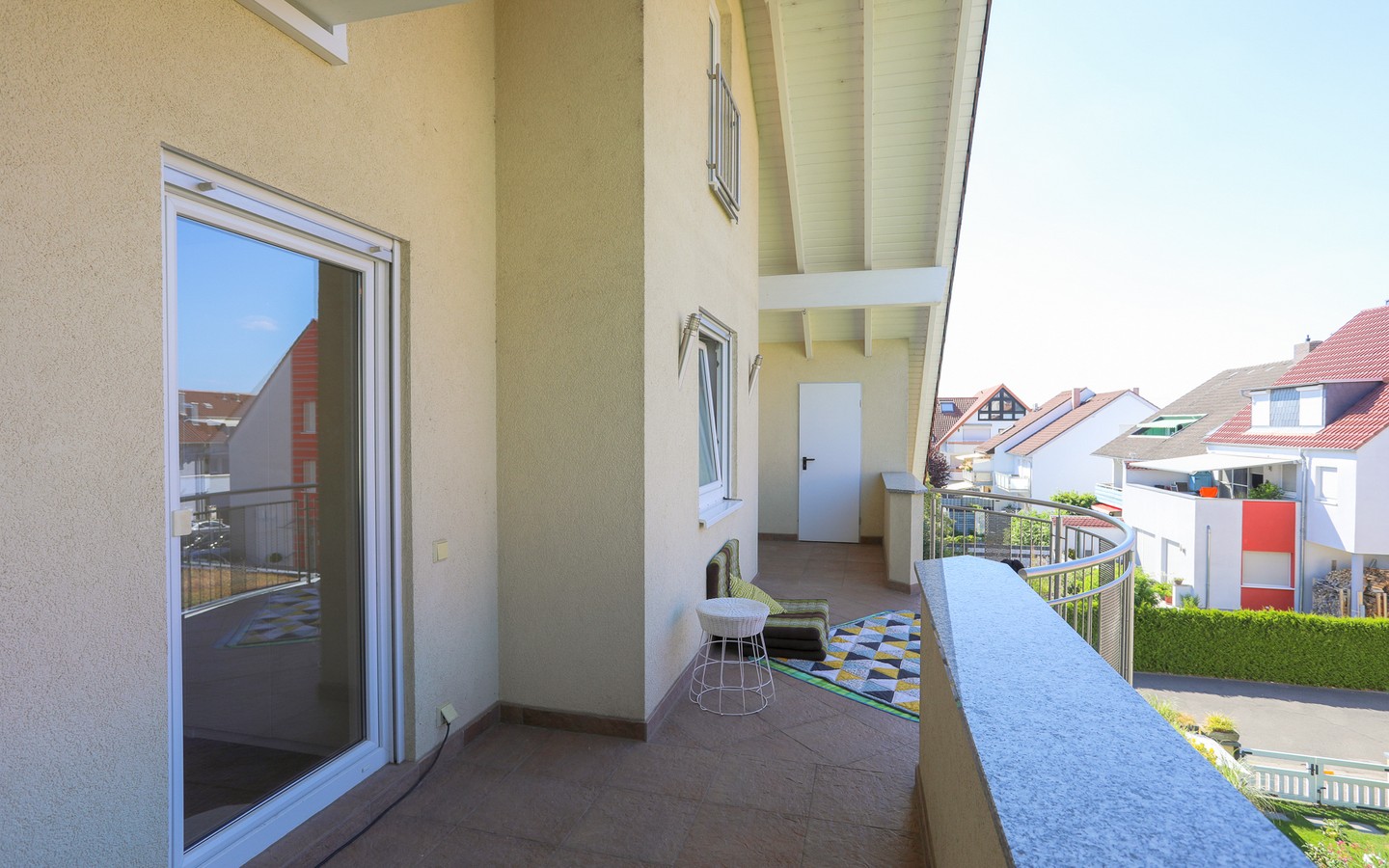 Balkon 1 - Plankstadt: Top gepflegt und zum Einzug bereit 4-Zimmer-Wohnung mit 2 Balkonen und 2 Bädern