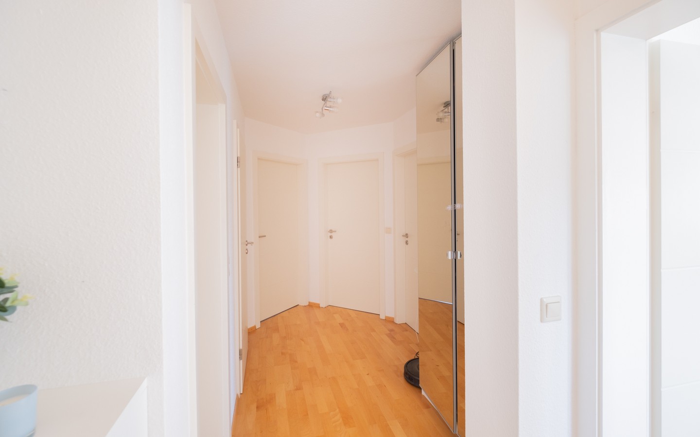 Flur - Ohne Käuferprovision in Schriesheim: 4-Zimmer-Wohnung mit 2 Balkonen und 1 Stellplatz