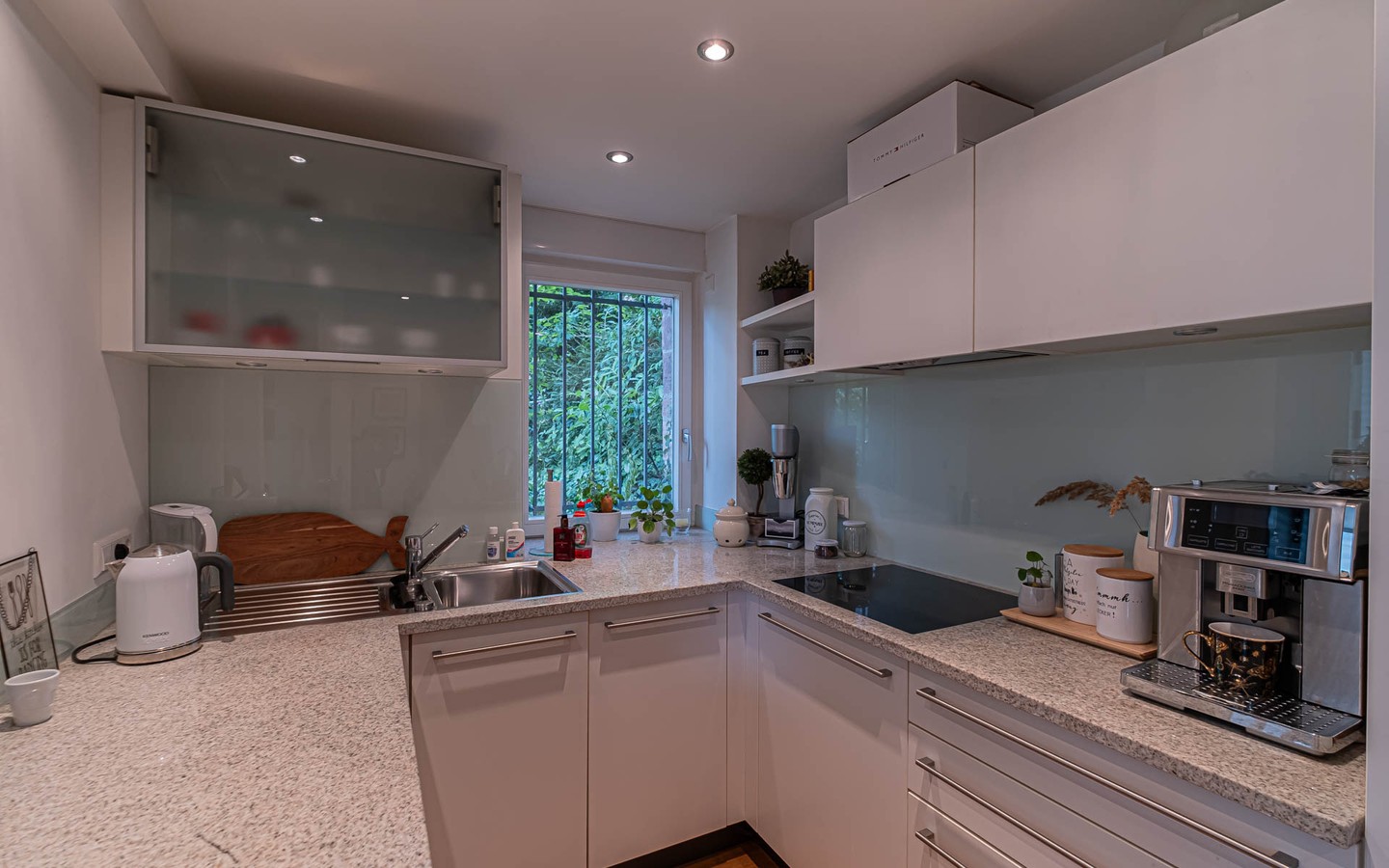 Küche - Charmante Zweizimmerwohnung mit Wintergarten und Terrasse in Hanglage