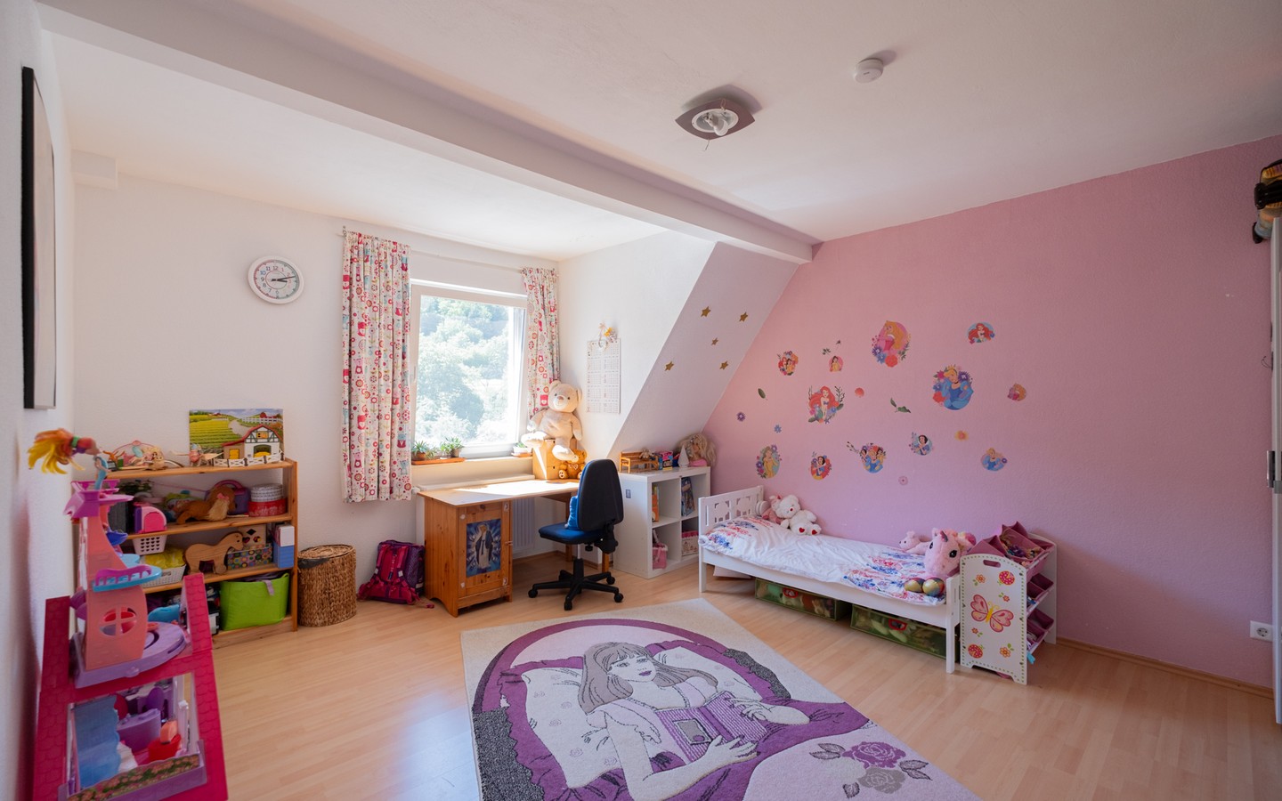 Zimmer 2 DG - Ein Haus mit vielfältigen Nutzungsmöglichkeiten: großzügiges 3-Familienhaus in idyllischer Wohnlage