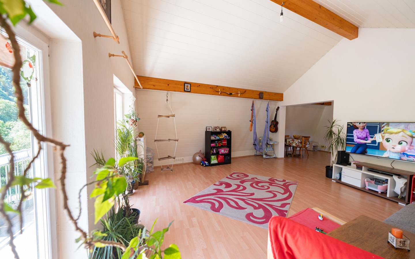 Wohnzimmer DG - Ein Haus mit vielfältigen Nutzungsmöglichkeiten: großzügiges 3-Familienhaus in idyllischer Wohnlage