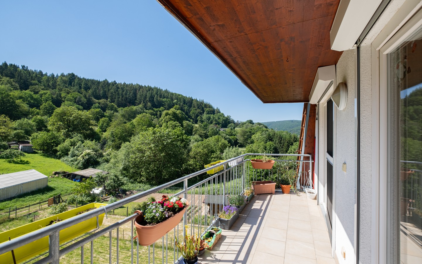 Balkon DG - Ein Haus mit vielfältigen Nutzungsmöglichkeiten: großzügiges 3-Familienhaus in idyllischer Wohnlage