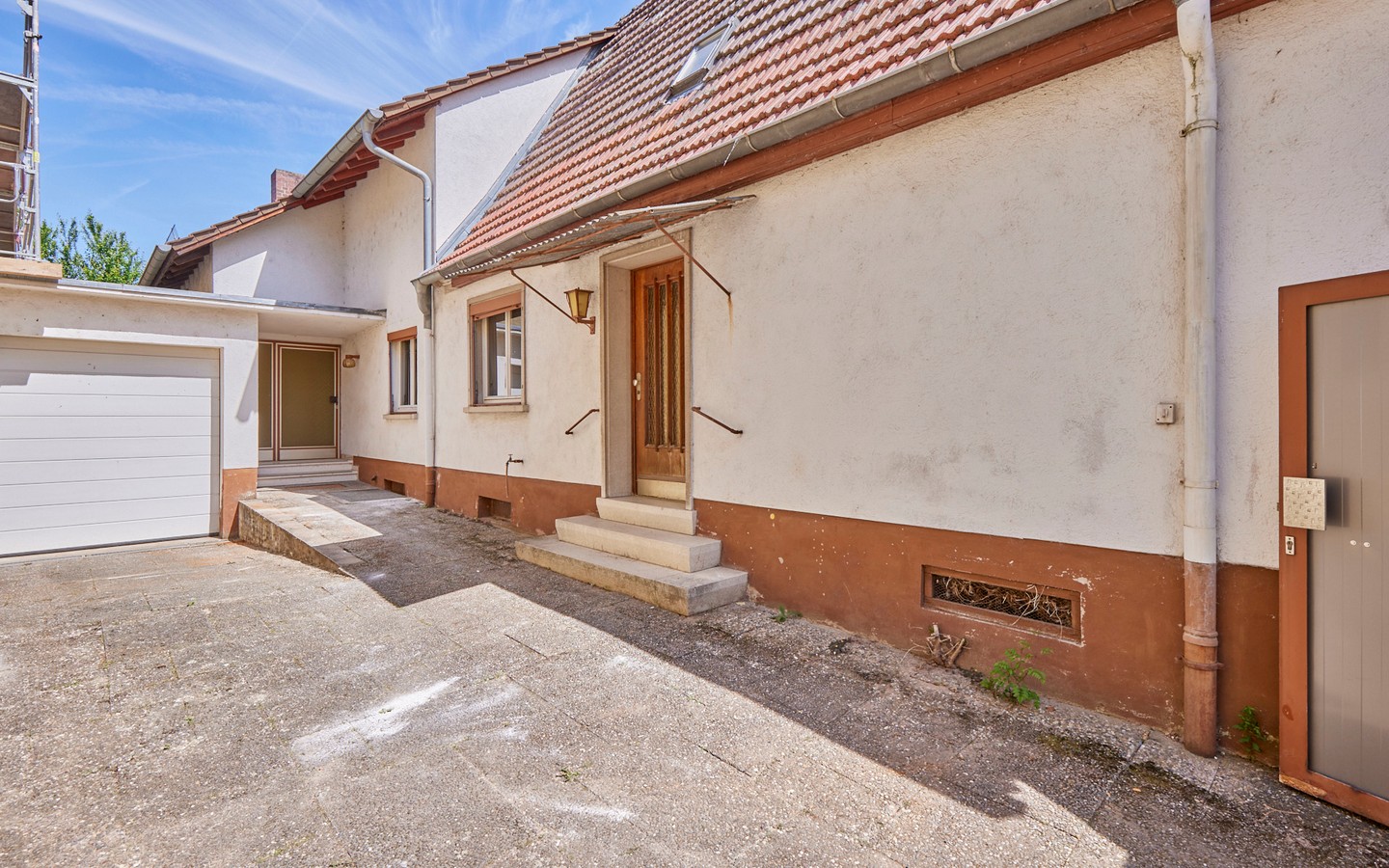 Hof innen - Sanierungsbedürftiges Einfamilienhaus am Neckar mit Garten und Ausbaupotenzial für zwei Familien