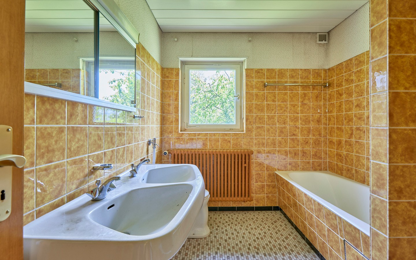 Bad - Sanierungsbedürftiges Einfamilienhaus am Neckar mit Garten und Ausbaupotenzial für zwei Familien