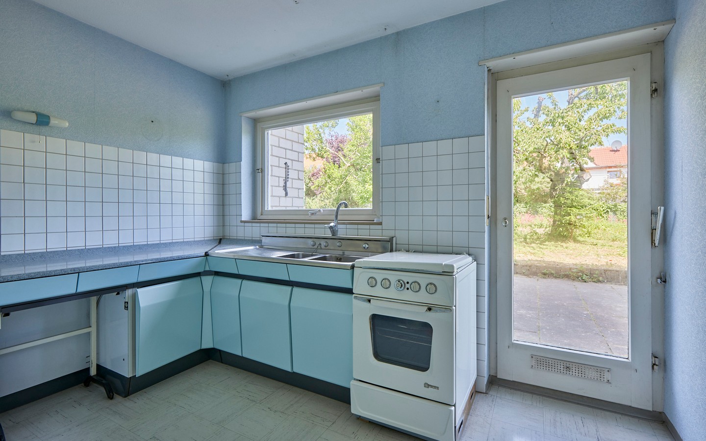 Küche  - Sanierungsbedürftiges Einfamilienhaus am Neckar mit Garten und Ausbaupotenzial für zwei Familien