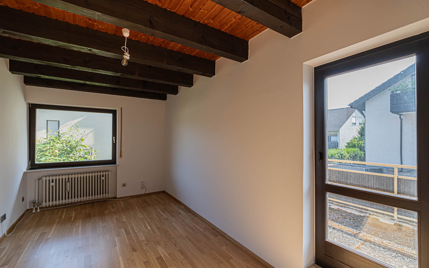Zimmer mit Balkon OG - Zeitlich begrenztes Mietangebot: Idyllisches Einfamilienhaus mit Einliegerwohnung und kleinem Garten.