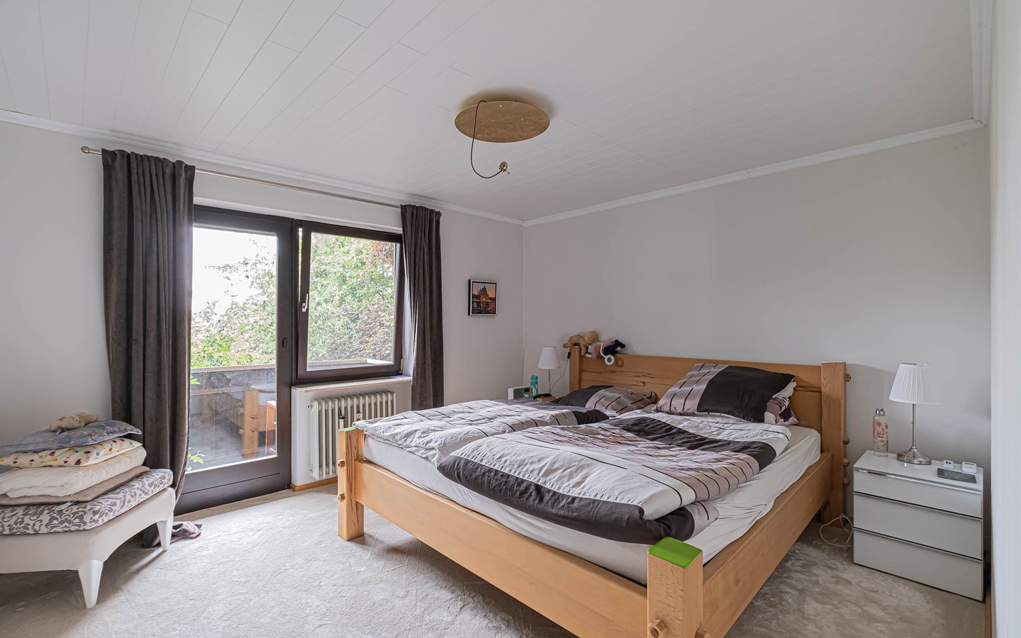 Schlafzimmer - Zeitlich begrenztes Mietangebot: Idyllisches Einfamilienhaus mit Einliegerwohnung und kleinem Garten.