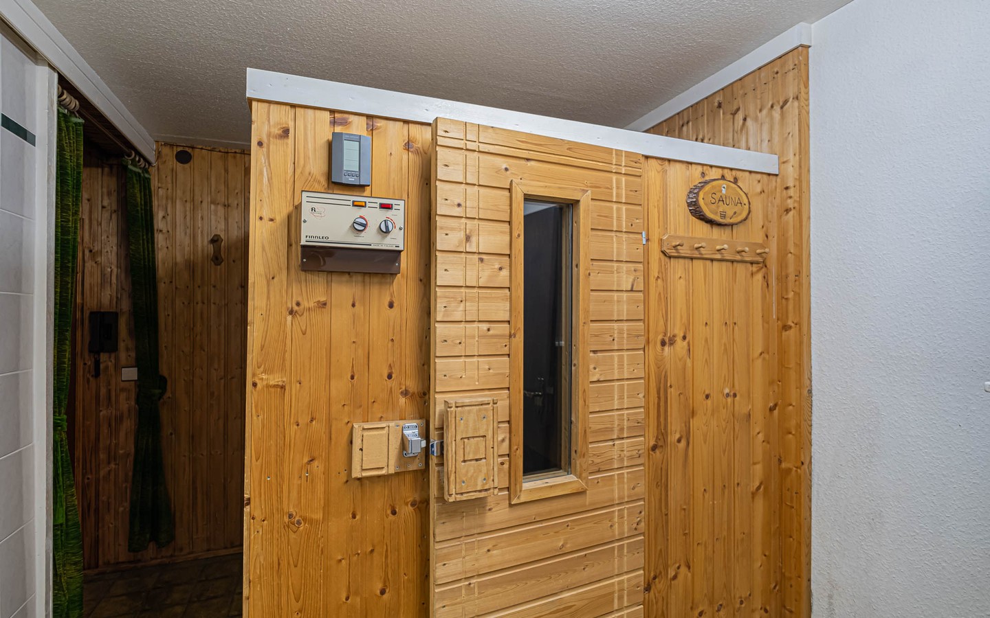 Sauna - Zeitlich begrenztes Mietangebot: Idyllisches Einfamilienhaus mit Einliegerwohnung und kleinem Garten.