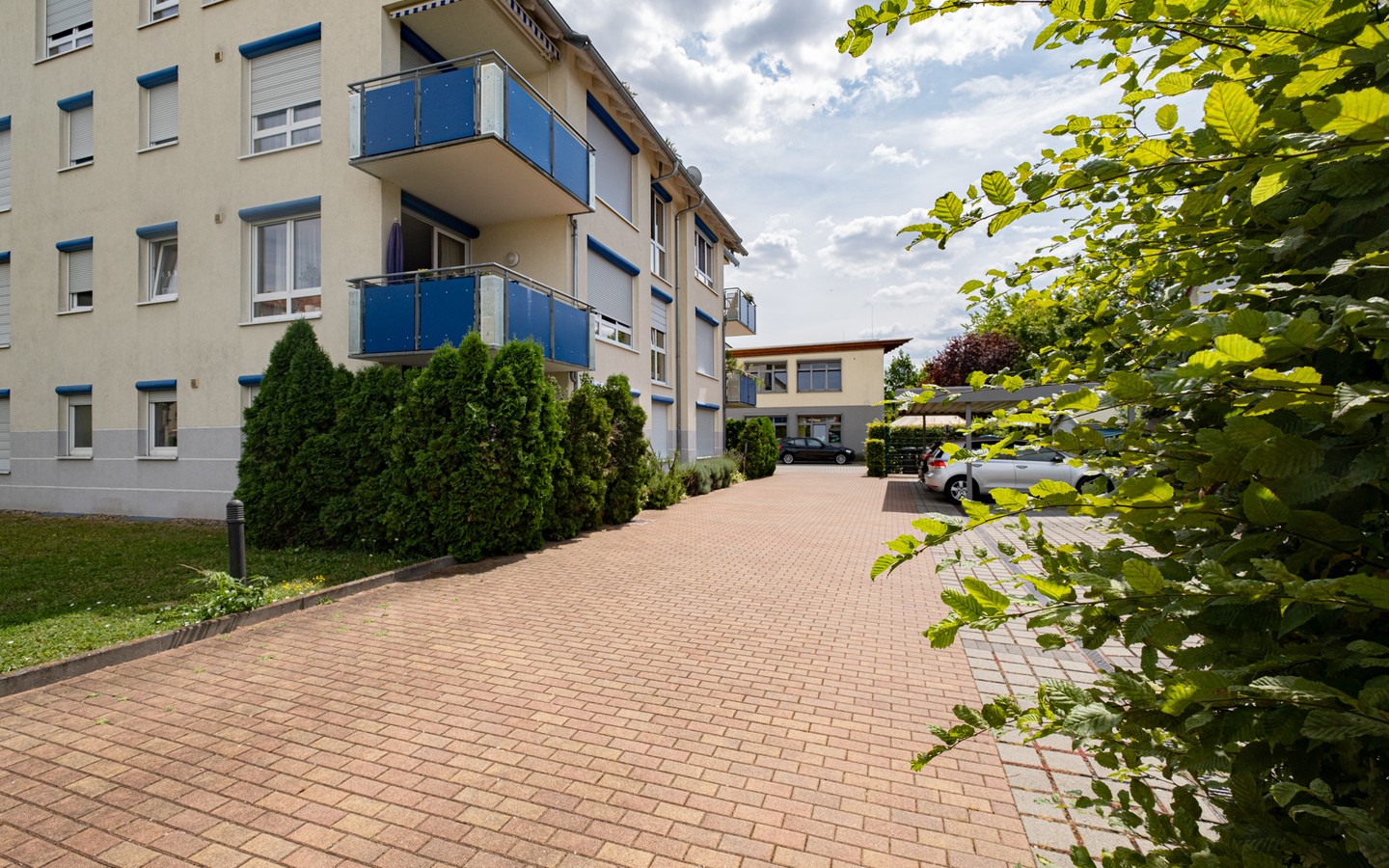 Innenhof - Moderne 3,5-Zimmer-Wohnung mit sonnigem Balkon und barrierefreiem Wohnkomfort in fantastischer Lage