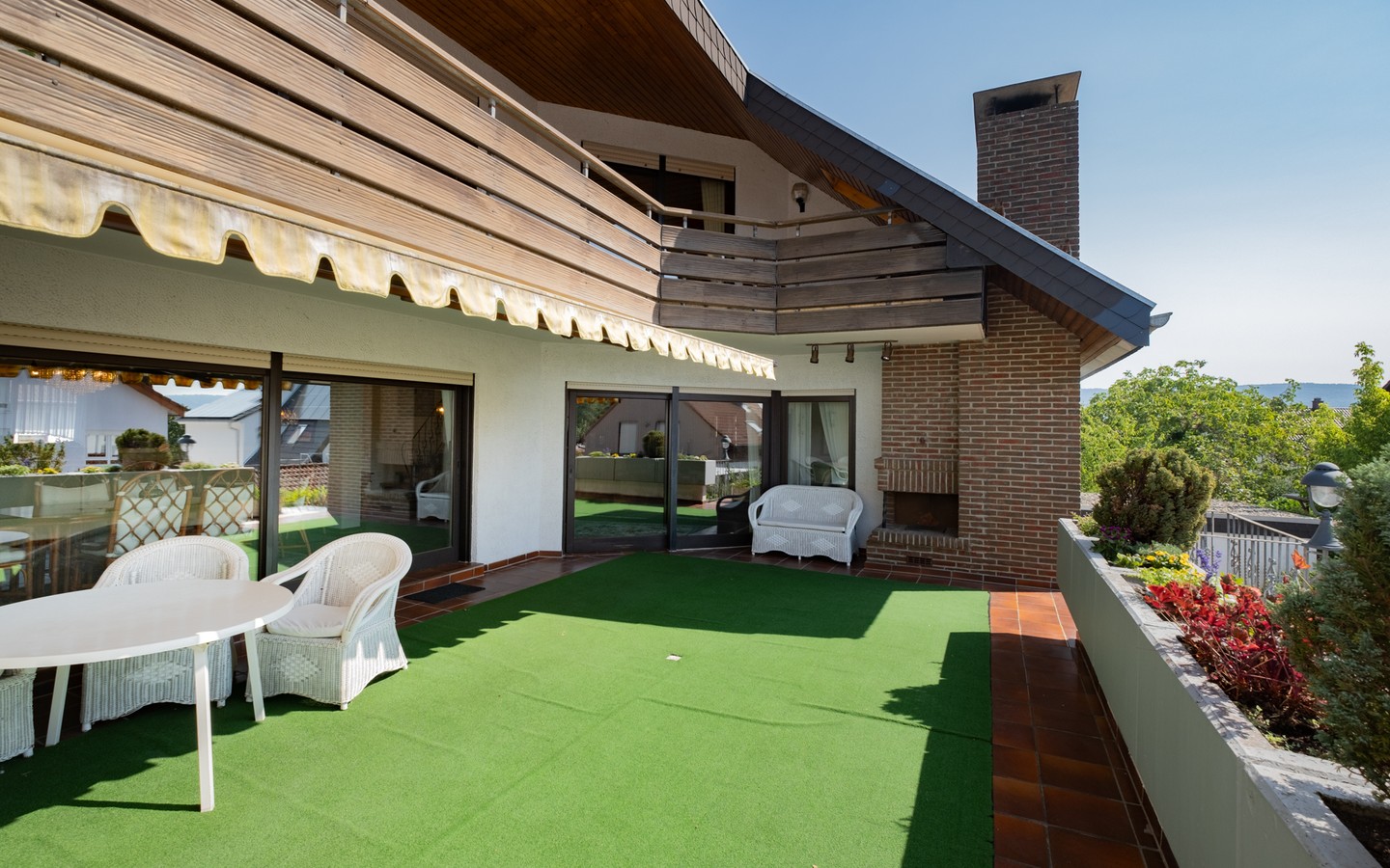 Terrasse EG - Großzügiges Einfamilienhaus mit Garten, vermieteter Einliegerwohnung und spannenden Extras