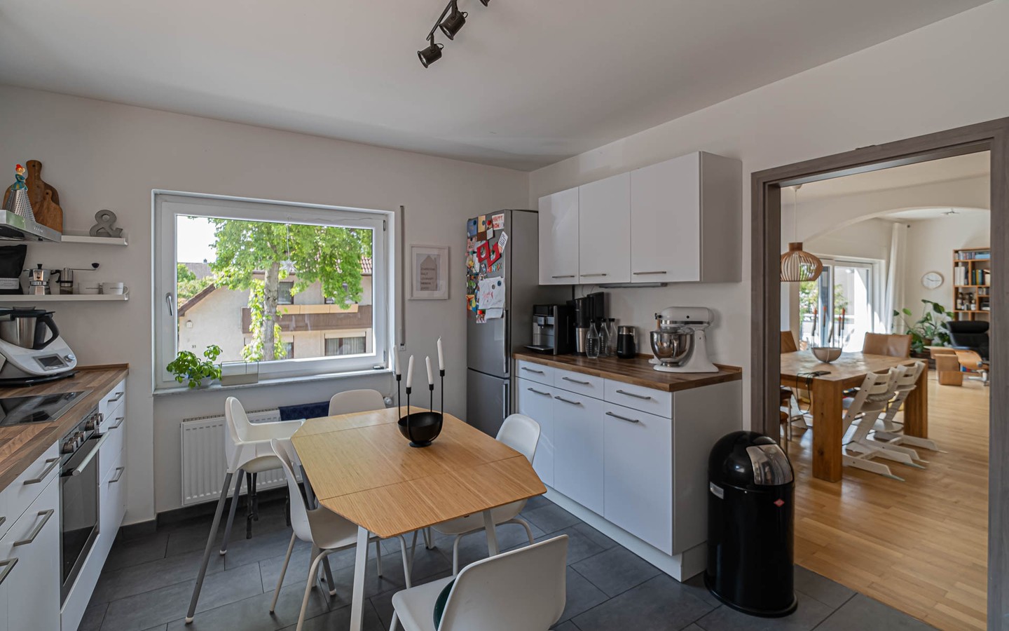 Küche - Fantastische Vierzimmerwohnung im 1 OG mit Balkon und Garten, und zusätzlichen Räumen im Souterrain