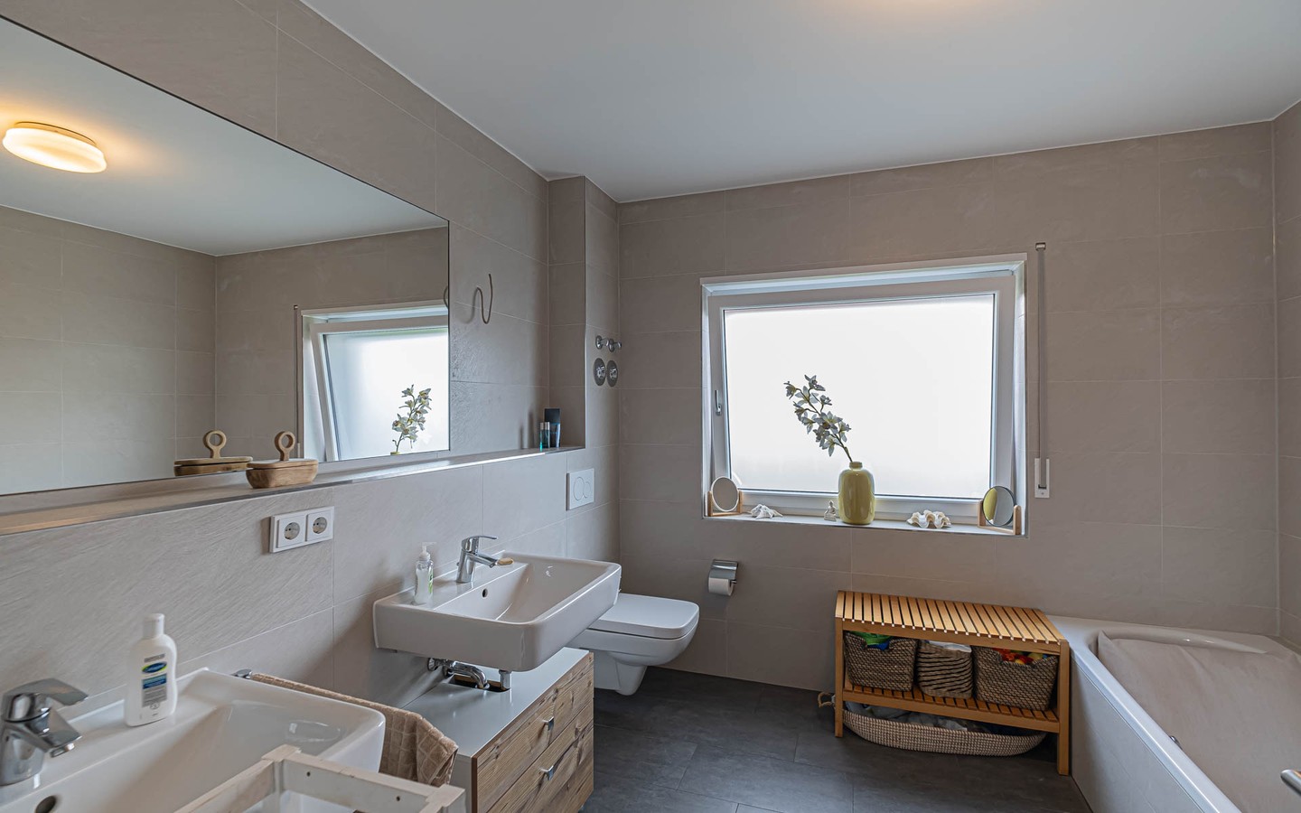 Badezimmer - Fantastische Vierzimmerwohnung im 1 OG mit Balkon und Garten, und zusätzlichen Räumen im Souterrain