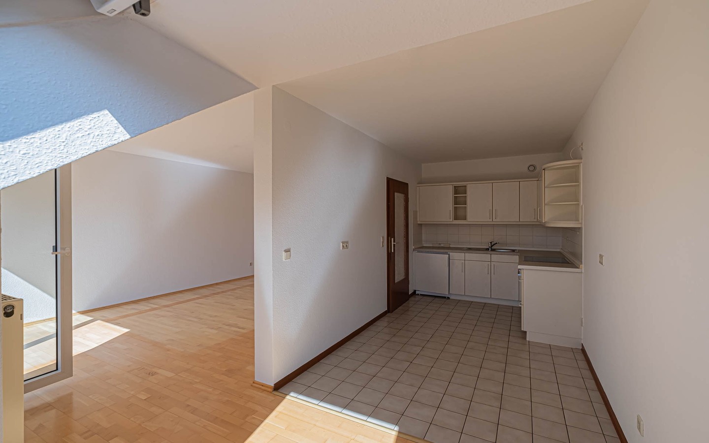 Küche - Charmante 2,5-Dachgeschoss-Wohnung mit TG-Stellplatz und Sonnenbalkon