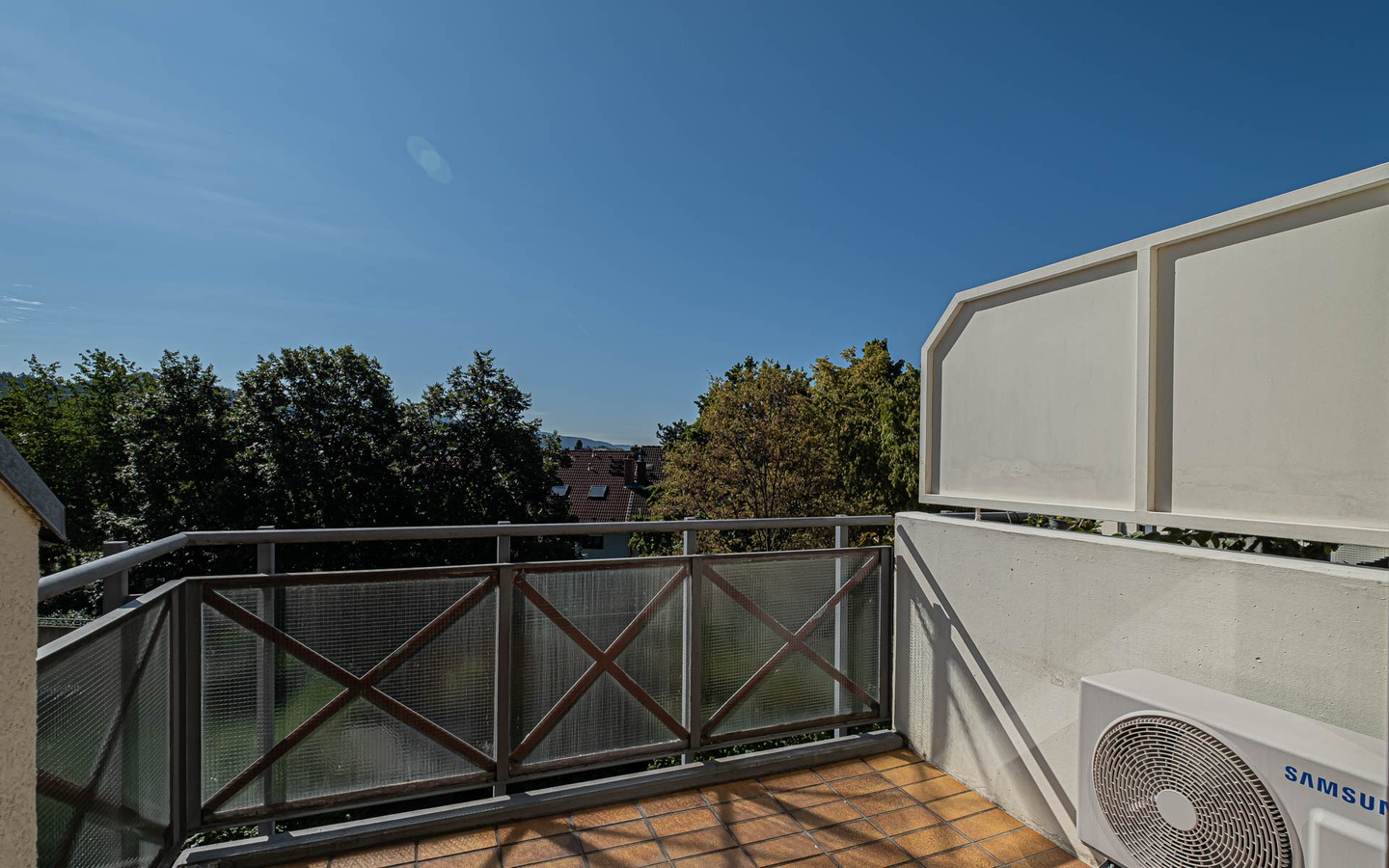 Balkon - Charmante 2,5-Dachgeschoss-Wohnung mit TG-Stellplatz und Sonnenbalkon