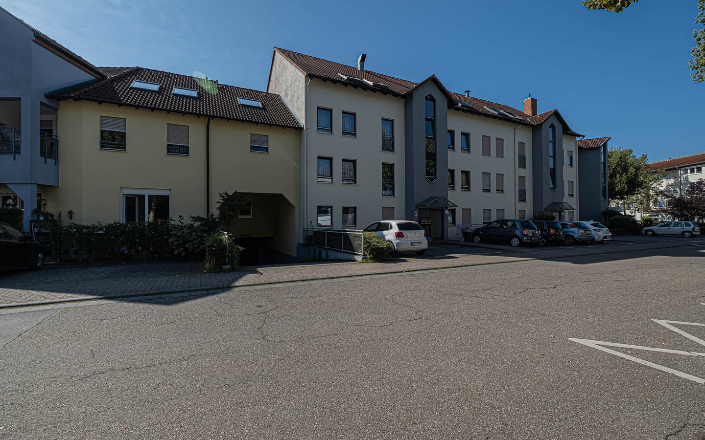 Hausansicht - Charmante 2,5-Dachgeschoss-Wohnung mit TG-Stellplatz und Sonnenbalkon