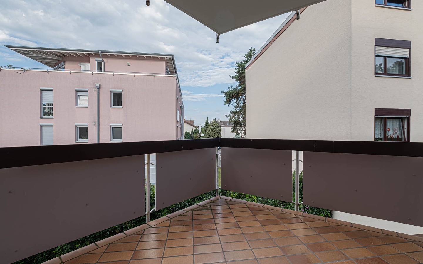 Ausblick Balkon - Sonnige Dreizimmerwohnung mit Balkon in Dossenheim – Ideal für Eigennutzer