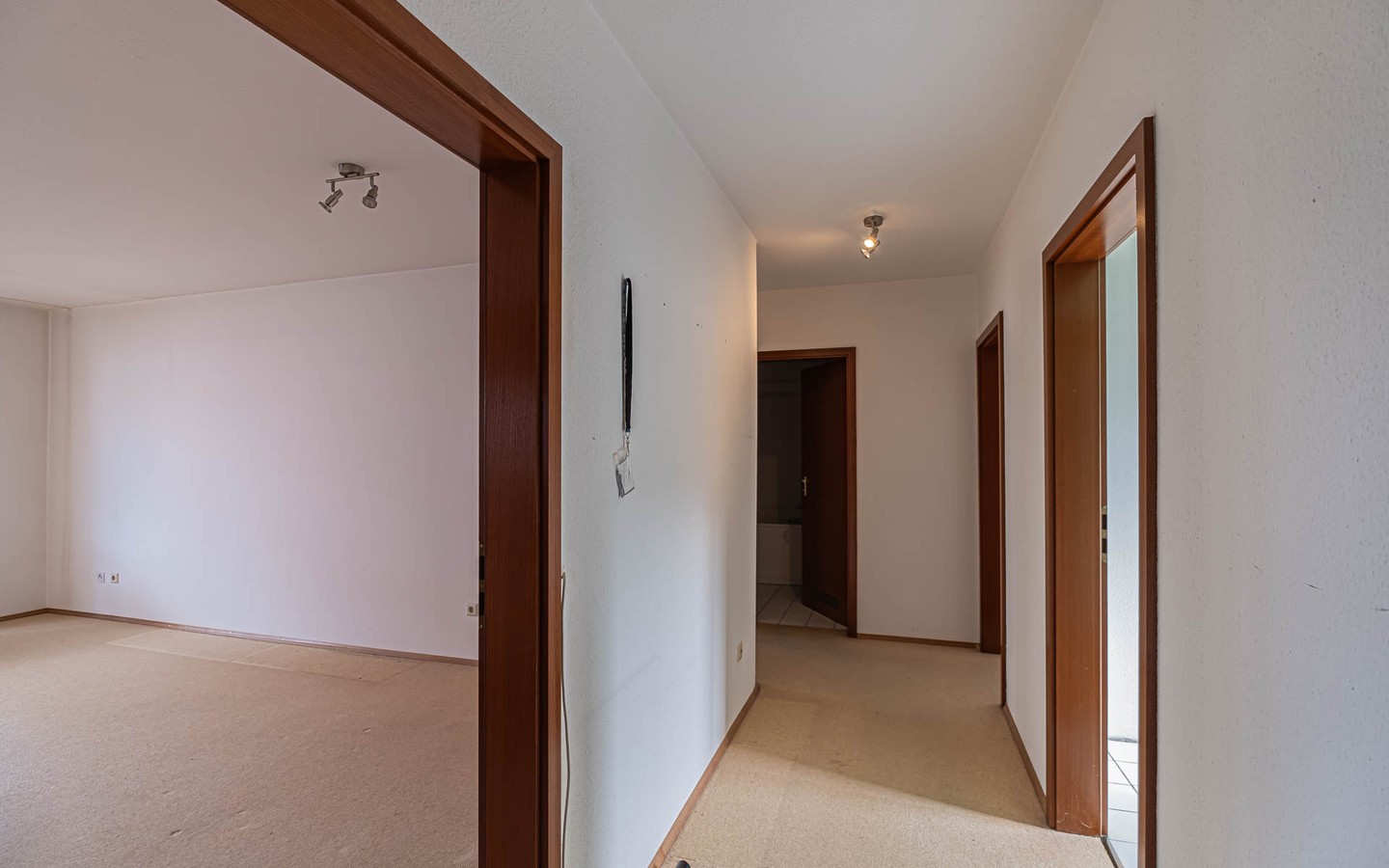 Diele - Sonnige Dreizimmerwohnung mit Balkon in Dossenheim – Ideal für Eigennutzer