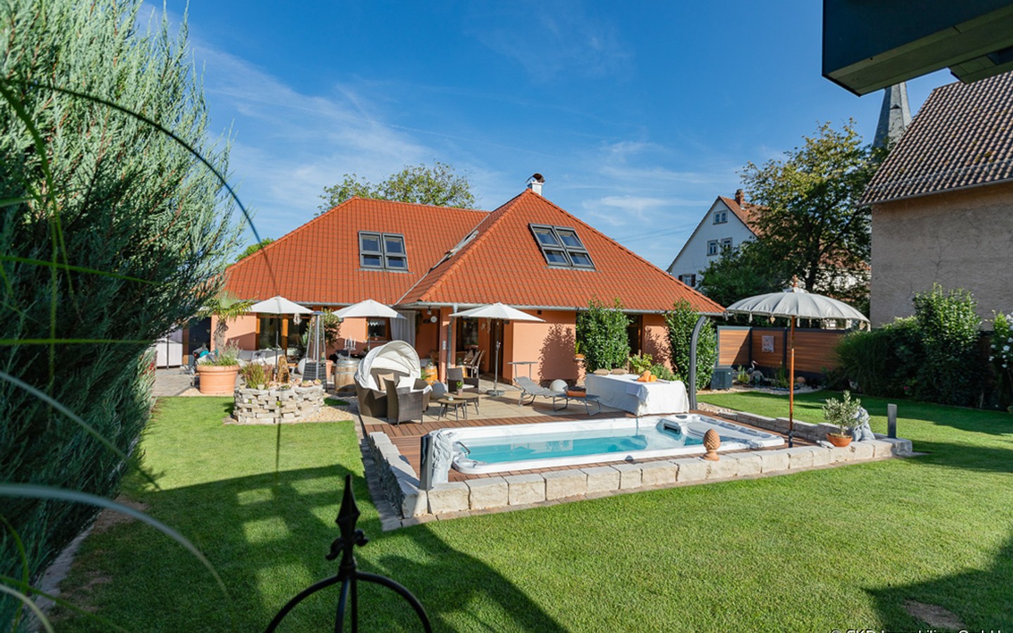 Wie im Urlaub: Hausrückansicht mit Pool - Mediterranes Wohnparadies in Aglasterhausen: Ein- bis Zweifamilienhaus mit Pool und Gartenparadies